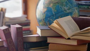 Книги и глобус